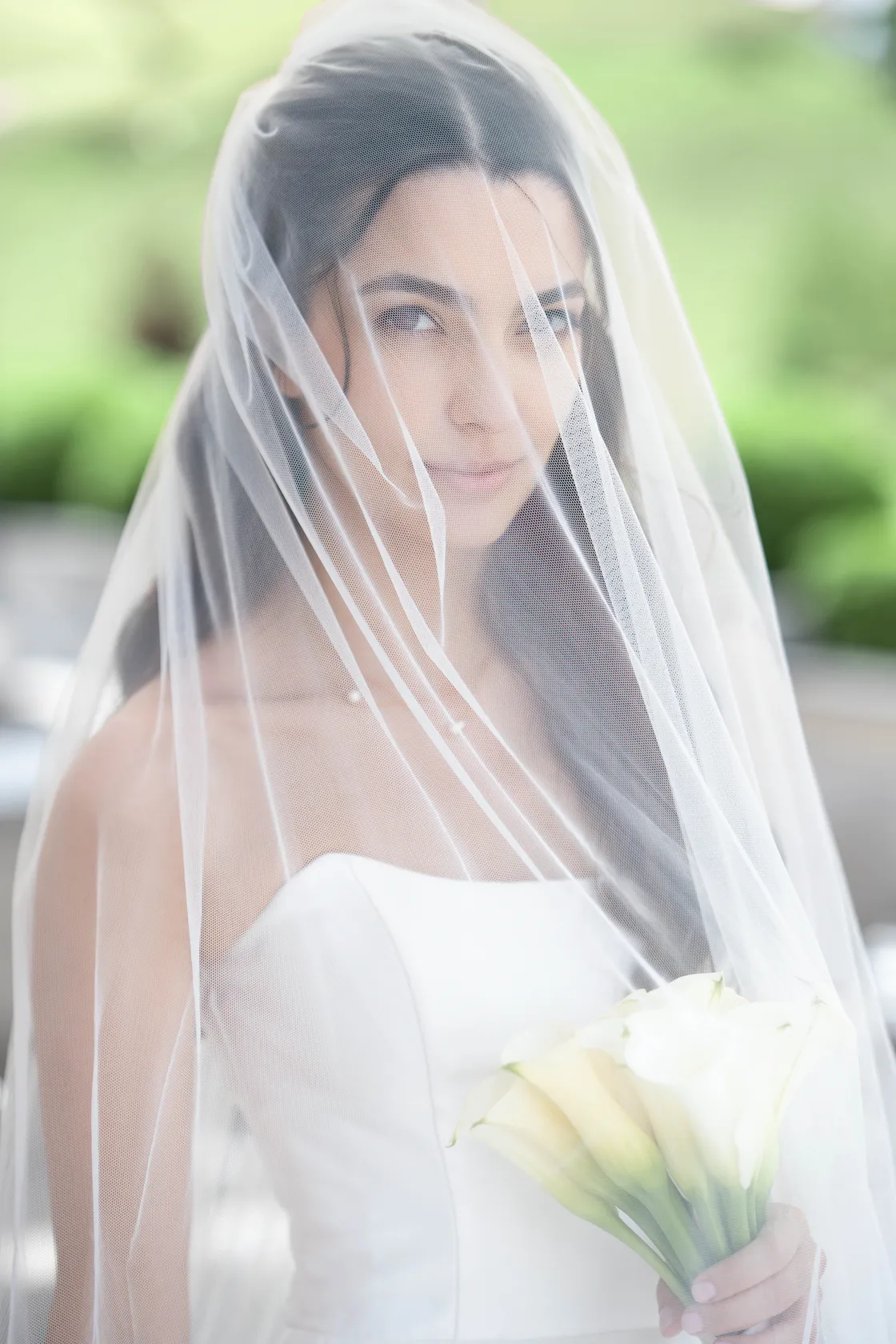 Intymny portret ślubny podczas przyjęcia