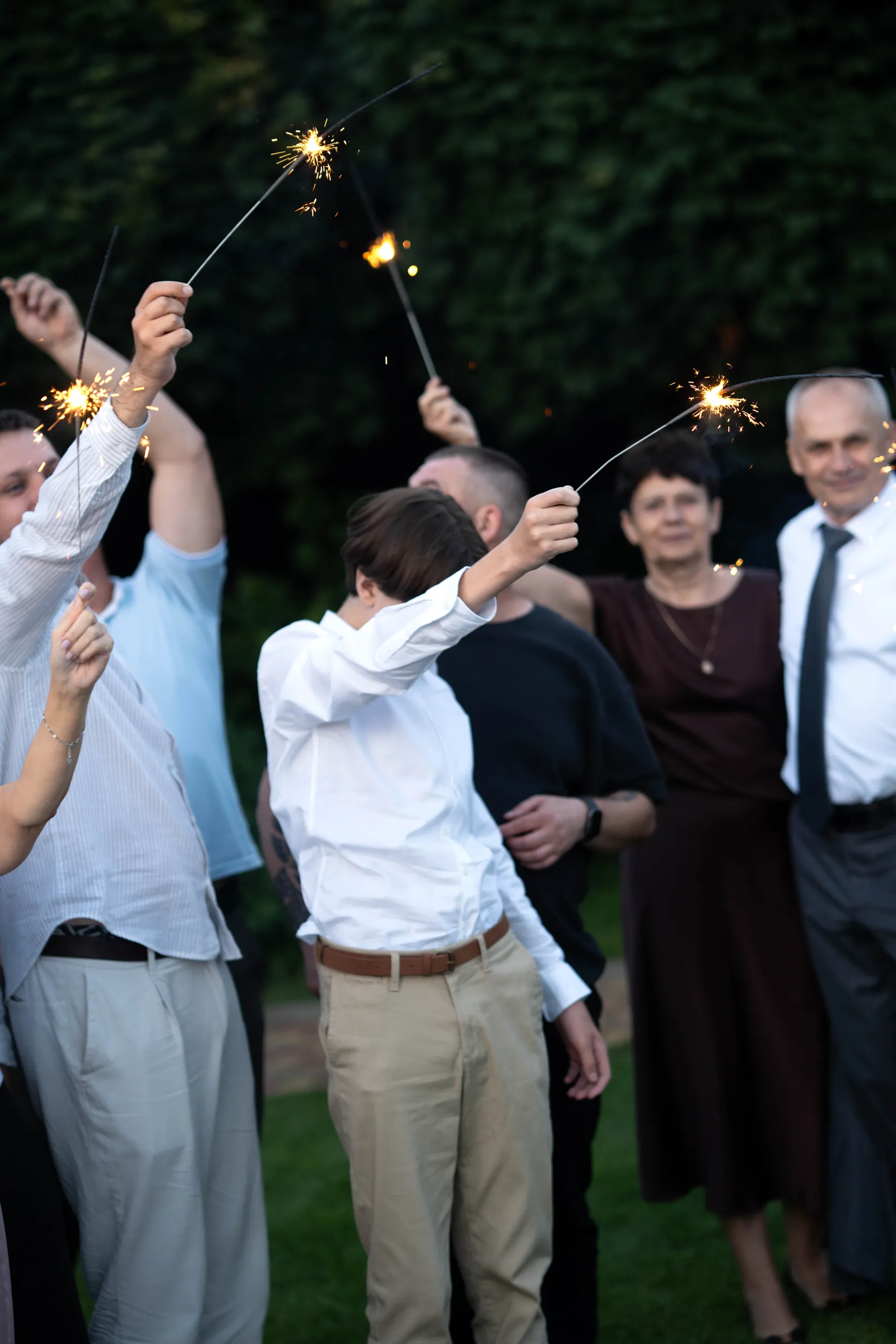 Żywy moment przyjęcia z rodziną i przyjaciółmi